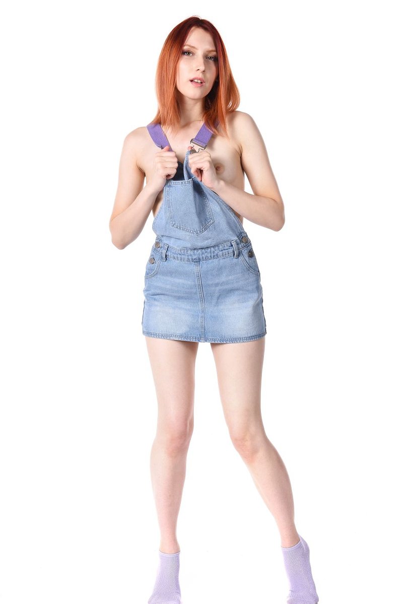 Эмилия, 22 года, 2 размер груди